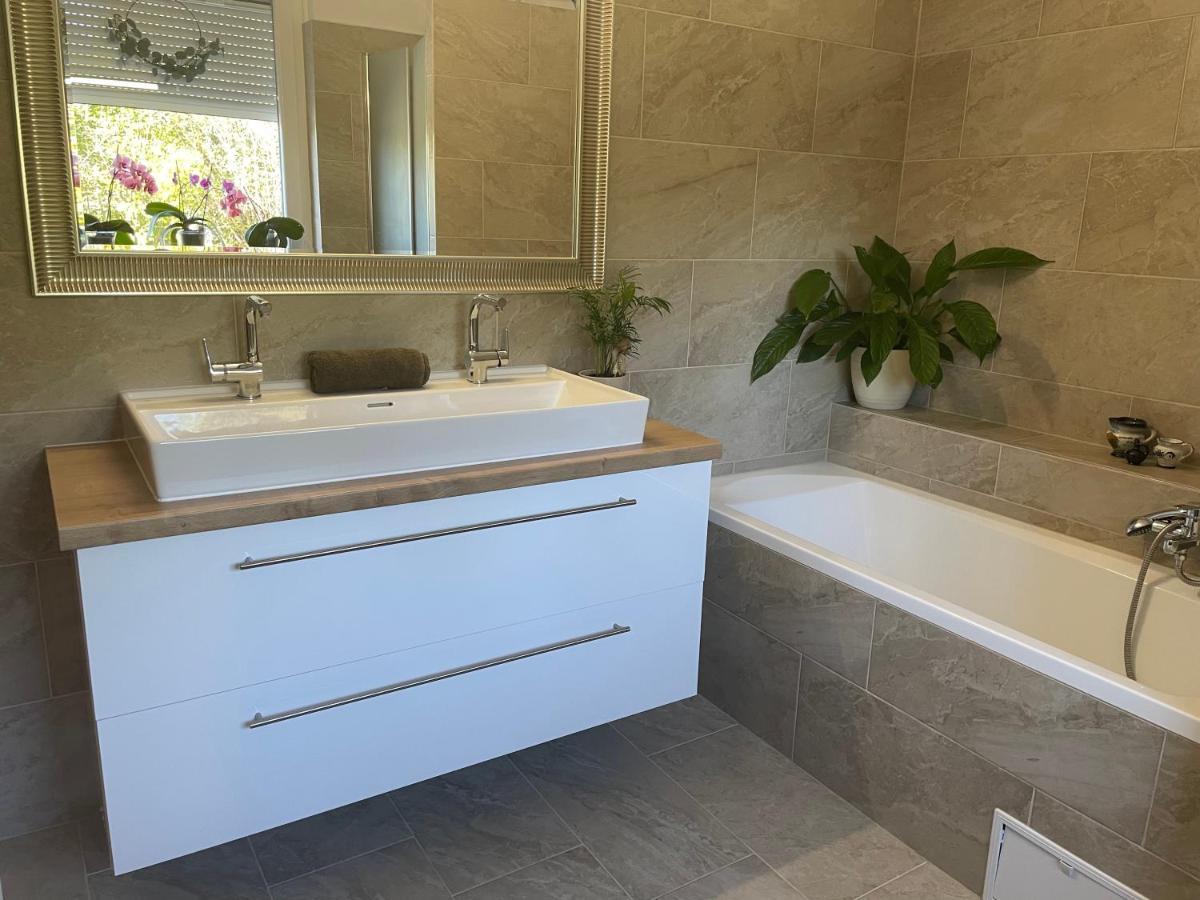 Balatonkeresztúr Villa Lili Apartments מראה חיצוני תמונה