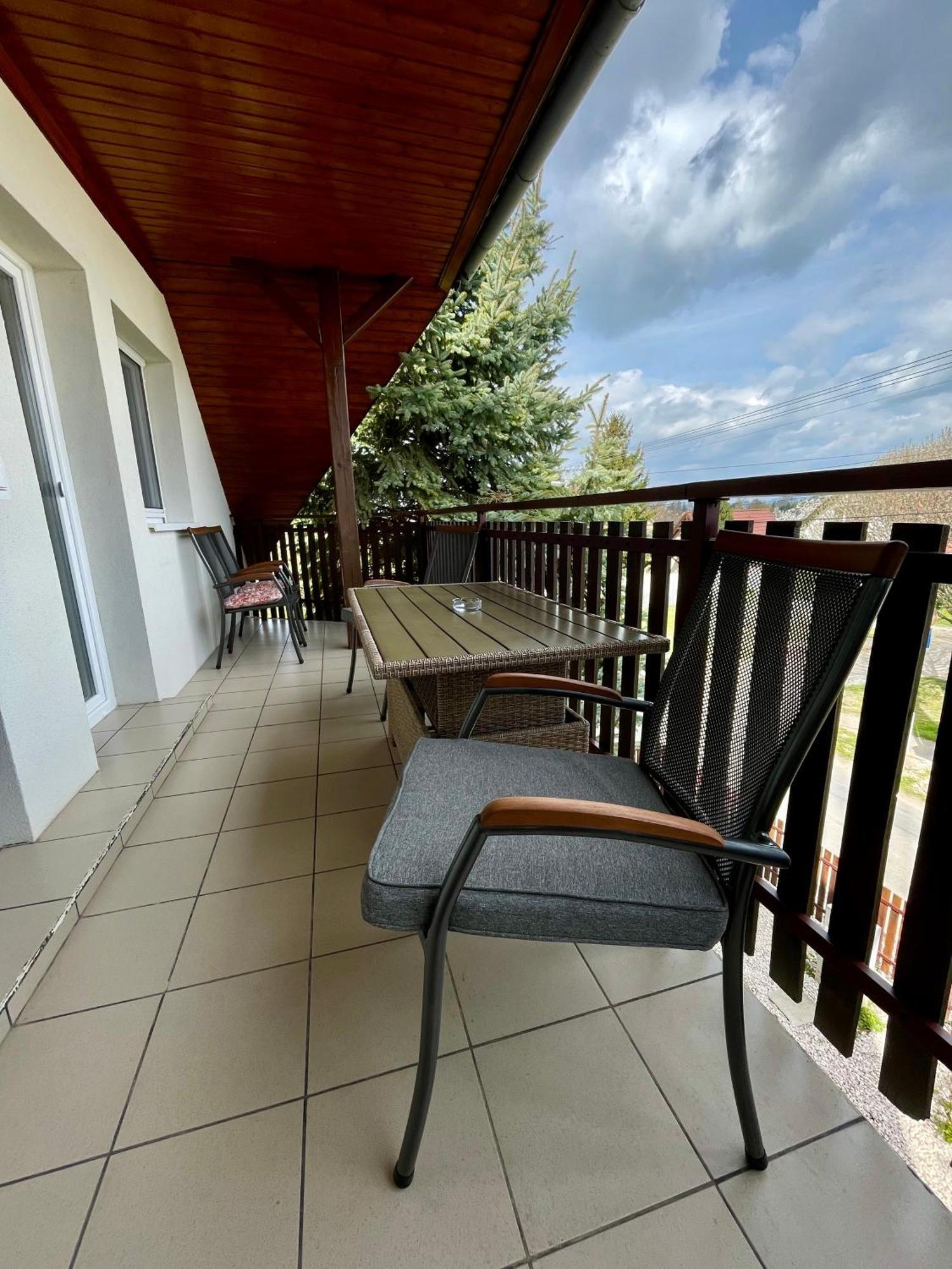Balatonkeresztúr Villa Lili Apartments מראה חיצוני תמונה